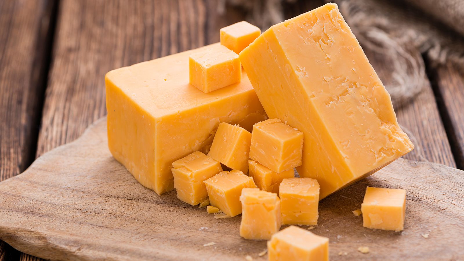 Brockmoor Coloured Mild Cheddar 320g